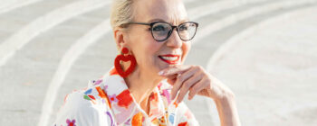 Eine ältere Dame mit Brille